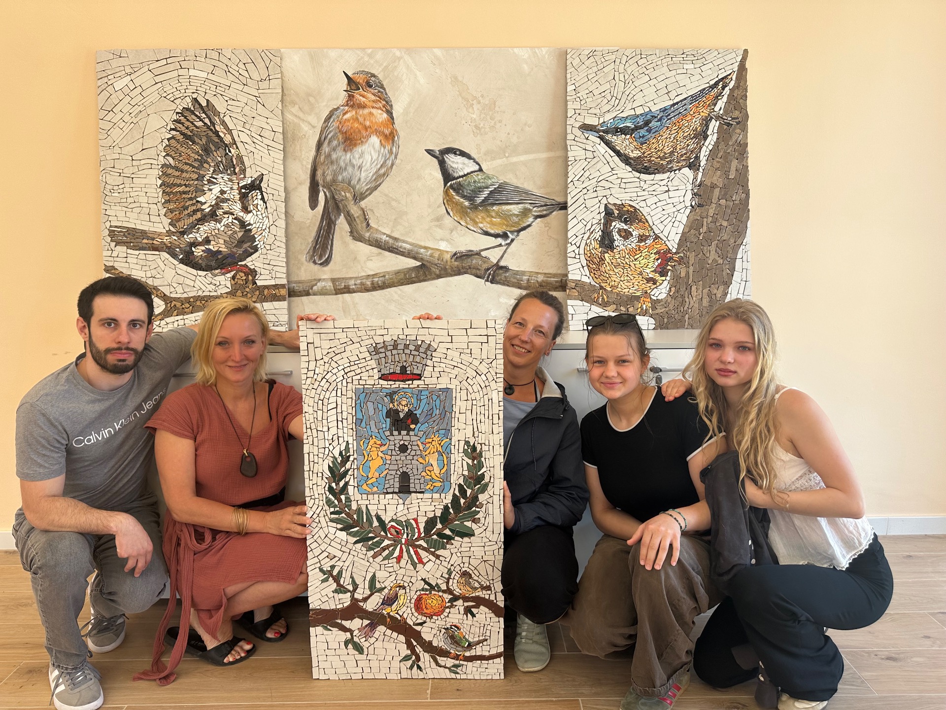 Art residence Rocchetta SantAntonio, Puglie, Itálie, květen 2026. Společné dílo M. K. Štorkánové, P. Domčíkové a studentek na praxi - Nory Žídkové a Cecílie Bohmové